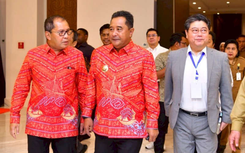 RAKORSUS. Pj Gubernur Sulsel Bahtiar Baharuddin didampingi Wali Kota Makassar Moh Ramdhan Pomanto saat menghadiri Rakorsus Pemkot Makassar 2024 di Hotel Four Points by Sheraton Makassar, Senin (26/2/2024). foto: istimewa