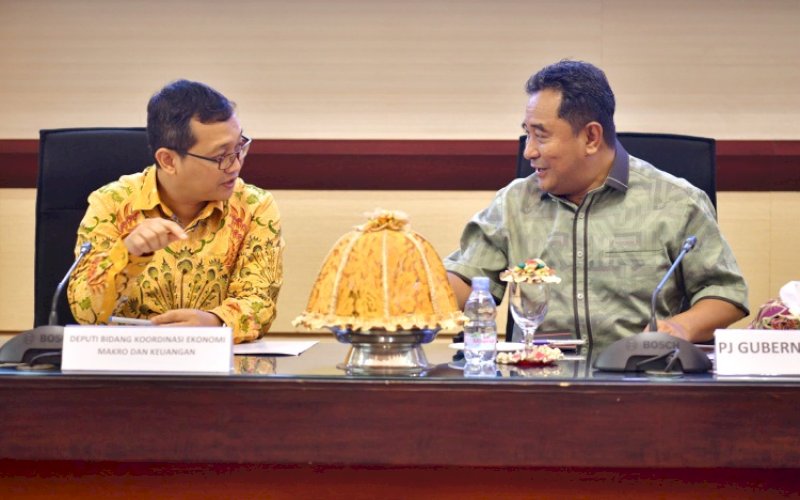 SOSIALISASI. Pj Gubernur Sulsel, Bahtiar Baharuddin membuka Sosialisasi Kredit Usaha Rakyat (KUR) dan Sistem Informasi Kredit Program (SIKP) di Ruang Rapat Pimpinan Kantor Gubernur, Jumat (16/2/2024). Turut hadir Deputi Bidang Koordinasi Ekonomi Makro dan Keuangan, Kementrian Koordinator Perekonomian, Ferry Irawan. foto: istimewa