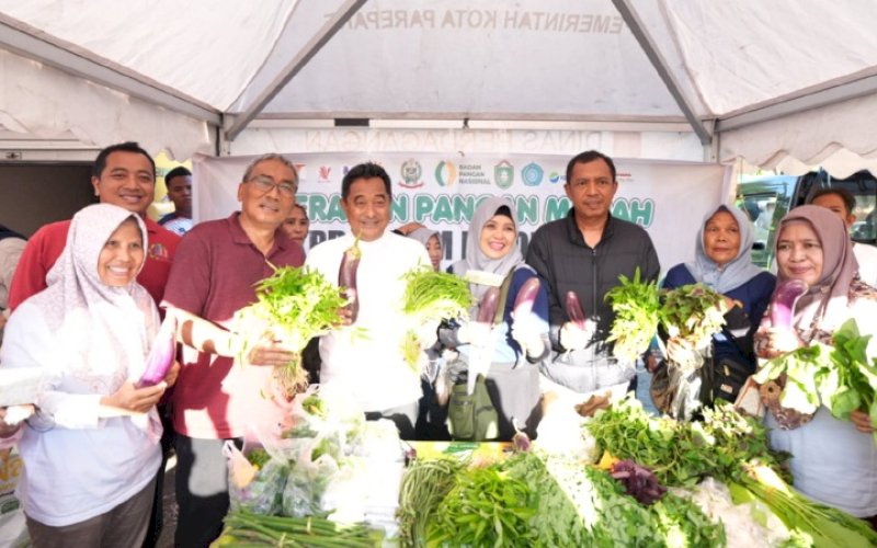 CEK HARGA. Pj Gubernur Sulsel, Bahtiar Baharuddin, cek harga kebutuhan pokok di Gerakan Pangan Murah yang digelar Dinas Ketahanan Pangan Sulsel dan Dinas Ketahanan Pangan Kota Parepare bersama para pelaku usaha lainnya di Kota Parepare, Minggu (18/2/2024). foto: istimewa