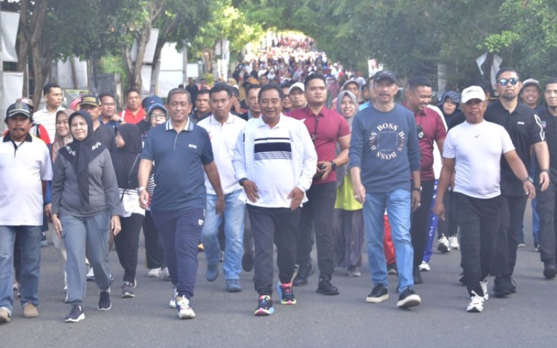 JALAN SEHAT. Pj Gubernur Sulsel Bahtiar Baharuddin, Bupati Wajo Amran Mahmud, dan jajaran Pemkab Wajo, serta ribuan masyarakat mengikuti jalan sehat dan senam sehat bersama, Jumat (9/2/2024). foto: istimewa