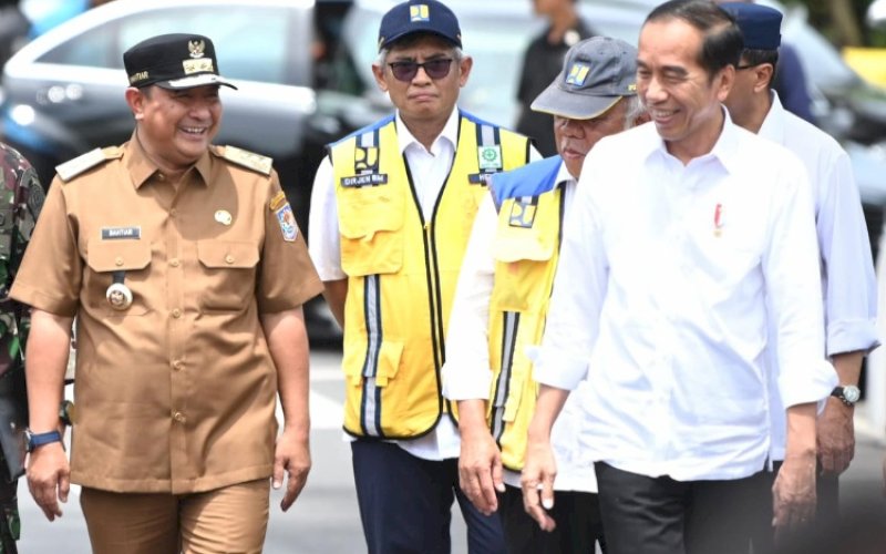 KUNKER. Pj Gubernur Sulsel Bahtiar Baharuddin mendampingi Presiden Joko Widodo dalam Kunjungan Kerja (Kunker) di Kota Makassar, Sulsel, Kamis (22/2/2024). foto: istimewa