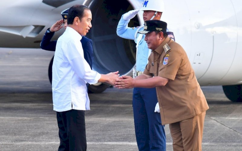 SAMBUTAN. Pj Gubernur Sulsel Bahtiar Baharuddin menyambut Presiden Joko Widodo di Bandara Internasional Sultan Hasanuddin, Kabupaten Maros, Provinsi Sulsel, Rabu (21/2/2024). foto: istimewa