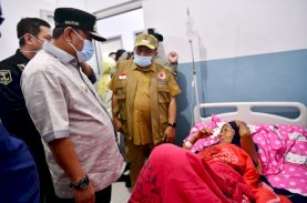 Pj Gubernur Sulsel Kunjungi dan Serahkan Santunan Korban Longsor Luwu