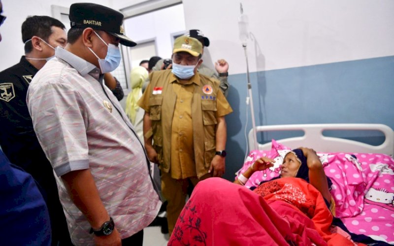 BESUK. Pj Gubernur Sulsel, Bahtiar Baharuddin, membesuk korban longsor yang menjalani perawatan di Rumah Sakit Medika Kota Palopo, Kamis (29/2/2024). foto: istimewa