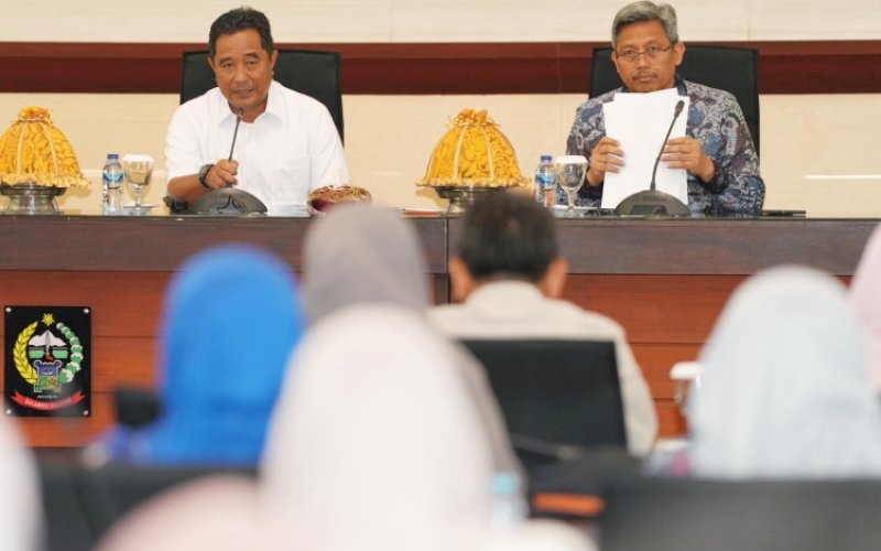BERI ARAHAN. Pj Gubernur Sulsel, Bahtiar Baharuddin, memberikan pengarahan saat mengumpulkan seluruh Kepala OPD lingkup Pemprov Sulsel usai kunjungan kerja Presiden Joko Widodo di Ruang Rapat Pimpinan Kantor Gubernur, Jumat (23/2/2024). foto: istimewa