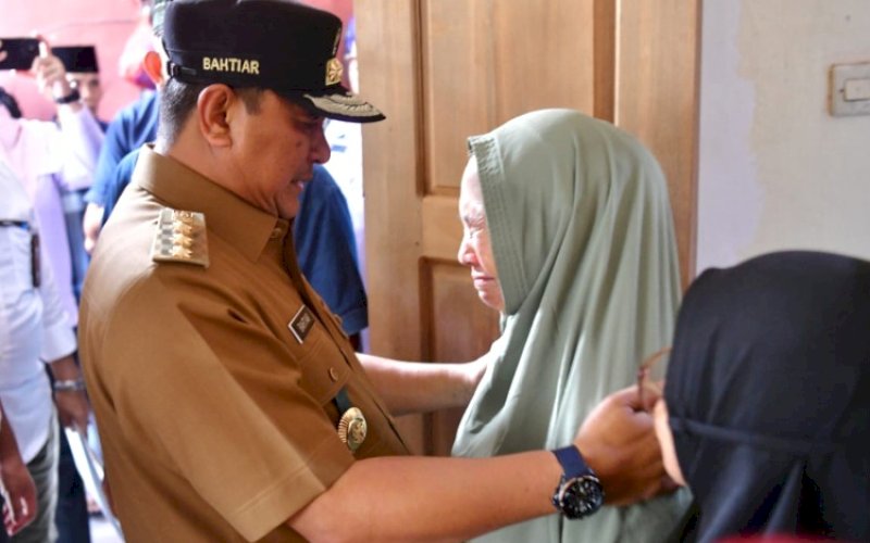 MELAYAT. Pj Gubernur Sulsel, Bahtiar Baharuddin, didampingi Kepala Dinas Kesehatan Sulsel dan Wali Kota Makassar mendatangi kediaman almarhum petugas KPPS Pemilu 2024 yang meninggal dunia serta menyampaikan rasa duka kepada keluarga korban, Rabu (21/2/2024). foto: istimewa