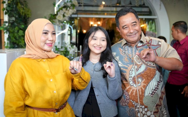 MENCOBLOS. Pj Gubernur Sulsel Bahtiar Baharuddin beserta istri, Pj Ketua TP PKK Sulsel, Sofha Marwah Bahtiar dan puteri pertama mereka Fahm Ara Bilqis, memberikan hak pilihnya di TPS 001 Kelurahan Sawerigading, Kecamatan Ujung Pandang, Kota Makassar, Rabu (14/2/2024). foto: istimewa