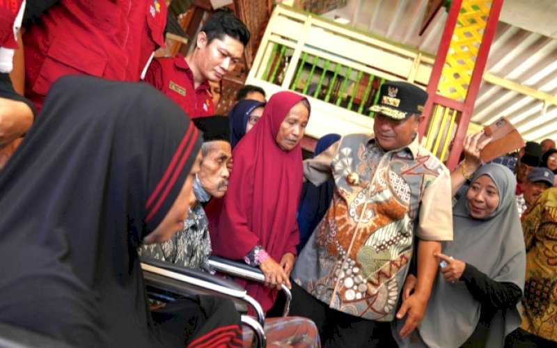 MENYAPA. Pj Gubernur Sulsel, Bahtiar Baharuddin, menyapa para pemilih orang tua dan penyandang disabilitas saat melakukan tinjauan terhadap proses pemilihan di TPS yang terletak di Sentra Wirajaya, UPT Kemensos RI di Jl AP Pettarani, Kota Makassar, Rabu (14/2/2024). foto: istimewa