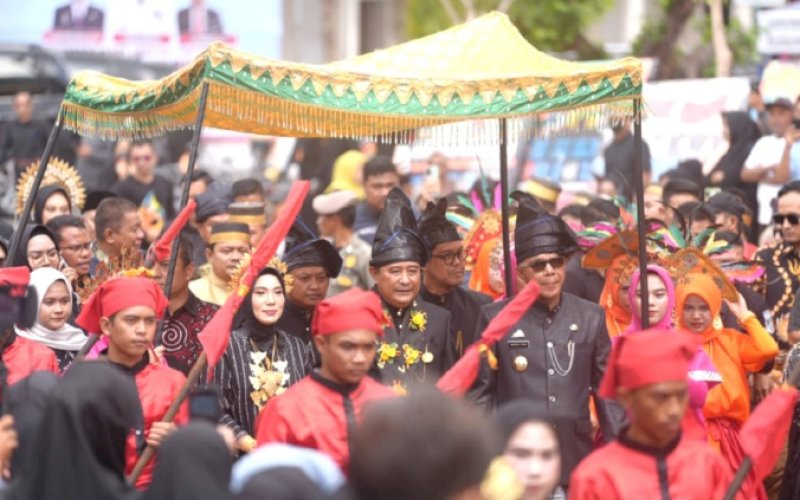 HUT BULUKUMBA. Pj Gubernur Sulsel Bahtiar Baharuddin didampingi Pj Ketua Tim Penggerak PKK Sulsel Sofha Marwah menghadiri peringatan Hari Ulang Tahun (HUT/Hari Jadi) Kabupaten Bulukumba ke-64, yang dipusatkan di Lapangan Pemuda Bulukumba, Minggu (4/2/2024). Hadir menyambut Bupati Bulukumba, Andi Muchtar Ali Yusuf. foto: istimewa