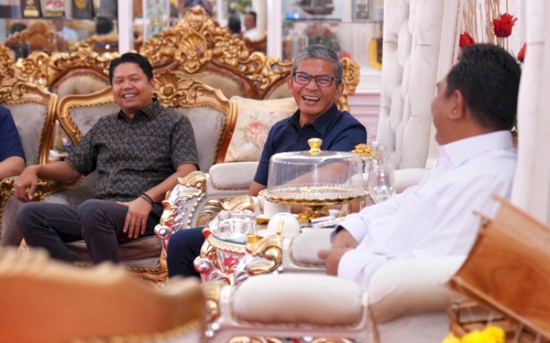 PERTEMUAN. Pj Gubernur Sulsel Bahtiar Baharuddin menerima kunjungan Direktur Utama Holding PT Perkebunan Nusantara 1 Jakarta Teddy Yuniman Danas bersama rombongan di Rumah Jabatan Gubernur Sulsel, Jumat (2/2/2024). foto: istimewa