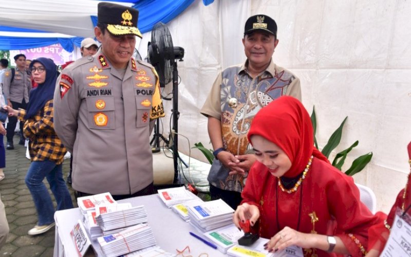 PENINJAUAN. Pj Gubernur Sulsel, Bahtiar Baharuddin, meninjau sejumlah TPS Pemilu di sejumlah lokasi, Rabu (14/2/2024). foto: istimewa