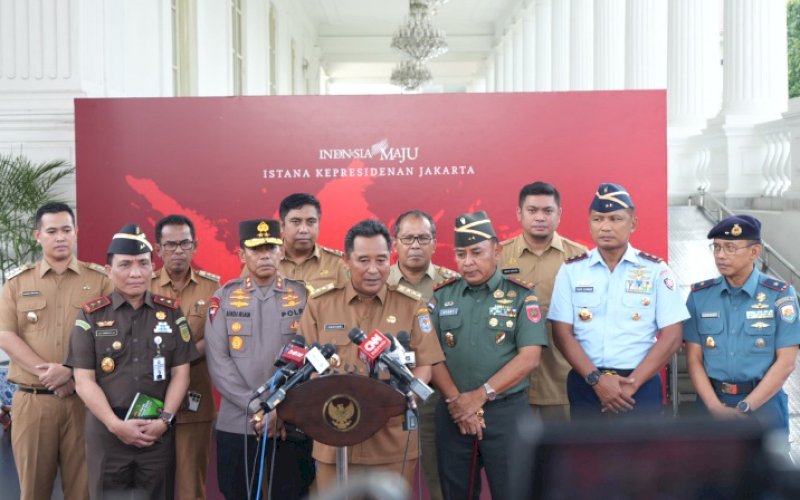 BERI KETERANGAN. Pj Gubernur Sulsel Bahtiar Baharuddin didampingi sejumlah kepala daerah dan Forkopimda Sulsel memberikan keterangan usai memaparkan rencana pembangunan Provinsi Sulsel di hadapan Presiden Republik Indonesia Joko Widodo dan sejumlah Menteri Kabinet Indonesia Maju di Istana Negara, Selasa (27/2/2024). foto: istimewa