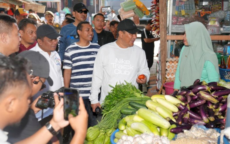 TINJAU PASAR. Pj Gubernur Sulsel, Bahtiar Baharuddin, meninjau Pasar Sentral Karisa Jeneponto, untuk memastikan stok kebutuhan pokok aman dan harga terkendali, Sabtu (3/2/2024). foto: istimewa