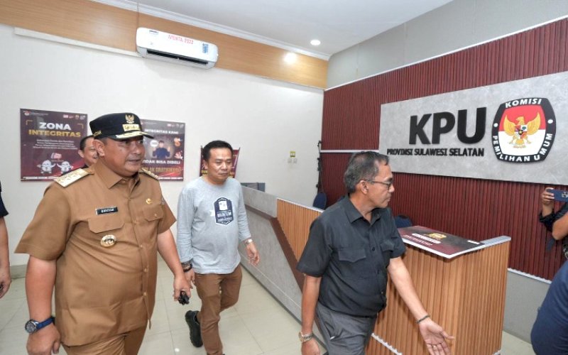 PEMANTAUAN. Pj Gubernur Sulsel, Bahtiar Baharuddin, memantau kesiapan pelaksanaan Pemilu di Kantor KPU Sulsel di Jl AP Pettarani, Kota Makassar, Selasa (13/2/2024). foto: istimewa
