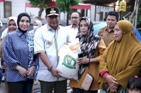 Pj Gubernur Sulsel Salurkan Bantuan Pangan Presiden untuk Warga Bone