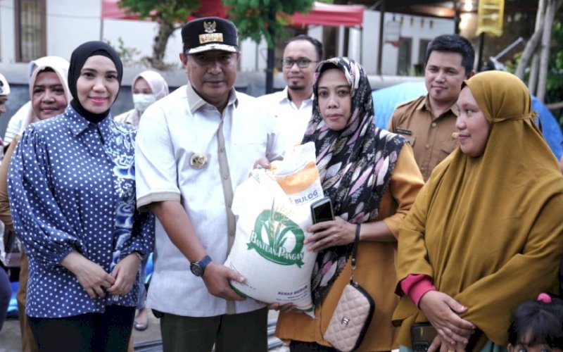 PENYERAHAN. Pj Gubernur Sulsel Bahtiar Baharuddin bersama Pj Ketua TP PKK Sulsel Sofha Marwah Bahtiar menyerahkan bantuan pangan dari Presiden Joko Widodo kepada masyarakat Kabupaten Bone, Senin (5/2/2024) malam. foto: istimewa