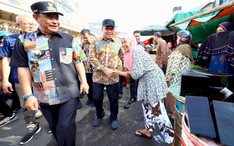 PEMANTAUAN. Pj Gubernur Sulsel Bahtiar Baharuddin didampingi Wali Kota Makassar Moh Ramdhan Pomanto memantau harga sembako di Pasar Terong Makassar, Kamis (15/2/2024). foto: istimewa