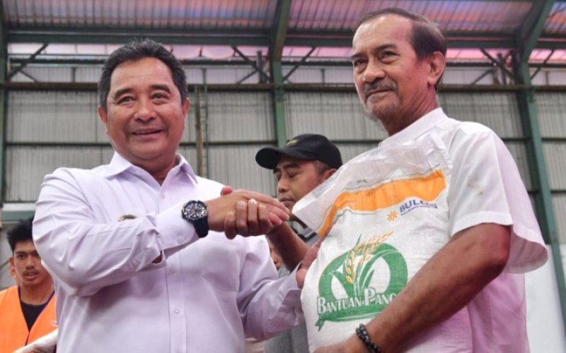 PENYERAHAN. Pj Gubernur Sulsel, Bahtiar Baharuddin, menyerahkan bantuan pangan pada pelepasan secara simbolis Percepatan Penyaluran Bantuan Pangan Secara Serentak di 24 Kabupaten/Kota Se-Sulsel di Gedung Bulog Makassar, Rabu (7/2/2024). foto: istimewa