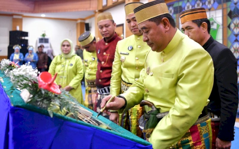 HUT Pangkep Ke-64, Pj Gubernur Sulsel Serahkan Bantuan dan Resmikan Proyek Pembangunan