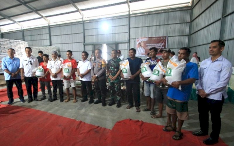 PENYALURAN. Suasana penyaluran dan penyerahan bantuan pangan pemerintah di Kabupaten Jeneponto, Rabu (7/2/2024). foto: istimewa