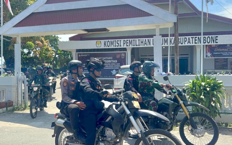 PATROLI. Aparat keamanan yang terdiri dari personel Brimob Batalyon C Pelopor, Kodim 1407/Bone, dan Polres Bone mengintensifkan patroli jelang Pemilu 2024 ke sejumlah titik di Kota Watampone, Bone, Selasa (13/2/2024). foto: istimewa