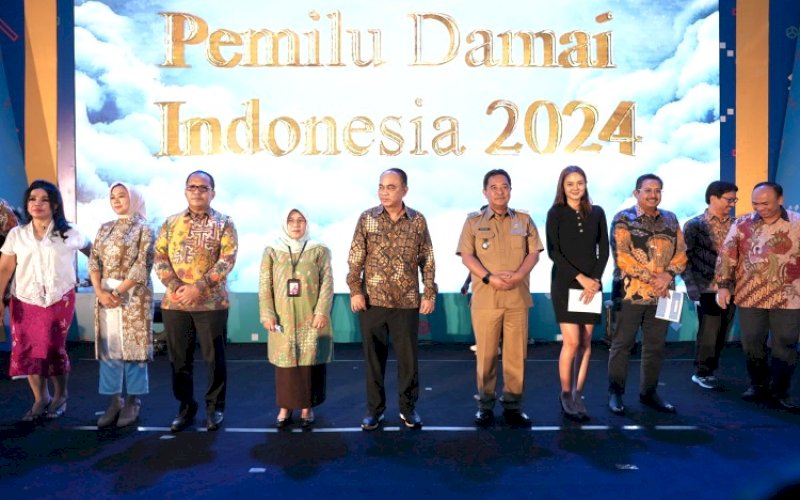 PEMILU DAMAI. Menteri Kominfo Budi Arie Setiadi bersama Pj Gubernur Sulsel Bahtiar Baharuddin dan juga Wali Kota Makassar Moh Ramdhan Pomanto melakukan Deklarasi Pemilu Damai di Kota Makassar, Kamis (1/2/2024). foto: istimewa