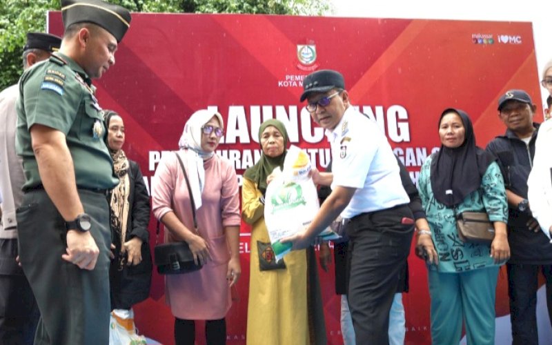 PENYERAHAN. Wali Kota Makassar, Moh Ramdhan Pomanto, menyerahkan bantuan pangan beras kepada 45 ribu Keluarga Penerima Manfaat (KPM) yang ada di Kota Makassar berlangsung secara simbolis di Lapangan Karebosi Makassar, Rabu (7/2/2024). foto: istimewa