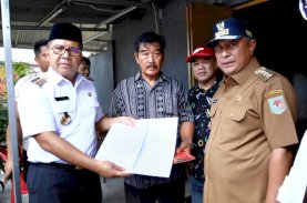 Danny Pomanto Serahkan Akta Kematian dan KK Baru Keluarga Petugas KPPS yang Meninggal Dunia