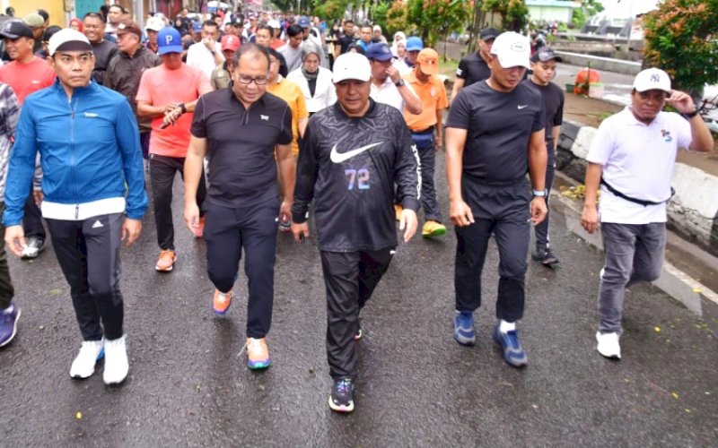 JALAN SEHAT. Pj Gubernur Sulsel Bahtiar Baharuddin bersama Wali Kota Makassar Moh Ramdhan Pomanto serta unsur Forkopimda Provinsi dan Kota jalan sehat di Pantai Losari Makassar, Minggu (11/2/2024). foto: istimewa