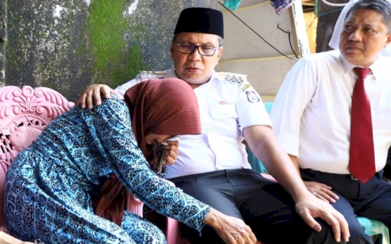 MELAYAT. Wali Kota Makassar Moh Ramdhan Pomanto mendatangi kediaman almarhum petugas KPPS Pemilu 2024 yang meninggal dunia serta menyampaikan rasa duka kepada keluarga korban, Rabu (21/2/2024). foto: istimewa