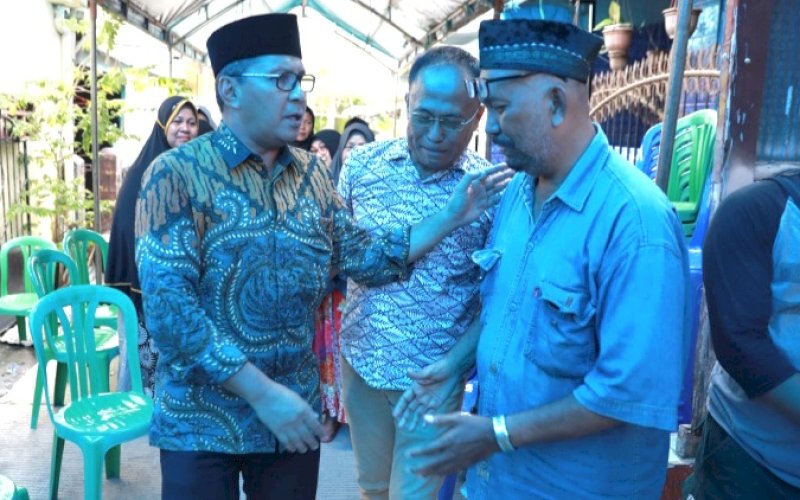 MELAYAT. Wali Kota Makassar, Moh Ramdhan Pomanto, menyapa keluarga petugas KPPS Pemilu yang meninggal dunia saat melayat ke dua rumah duka, Jumat (16/2/2024). foto: istimewa