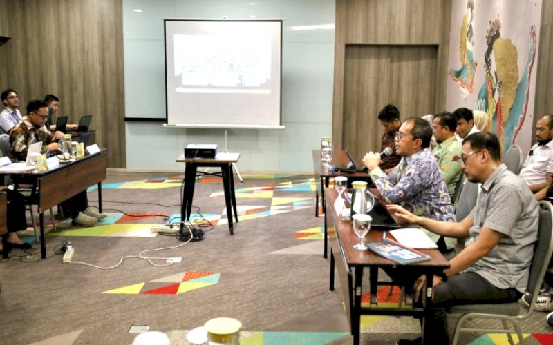 PEMAPARAN. Wali Kota Makassar, Moh Ramdhan Pomanto, memaparkan program Appakabaji UMKM inovasi Dinas Koperasi dan UKM Kota Makassar dalam penilaian PPD tingkat provinsi di hadapan Tim Penilai di Hotel Ibis Styles Makassar, Jumat (23/2/2024). foto: istimewa