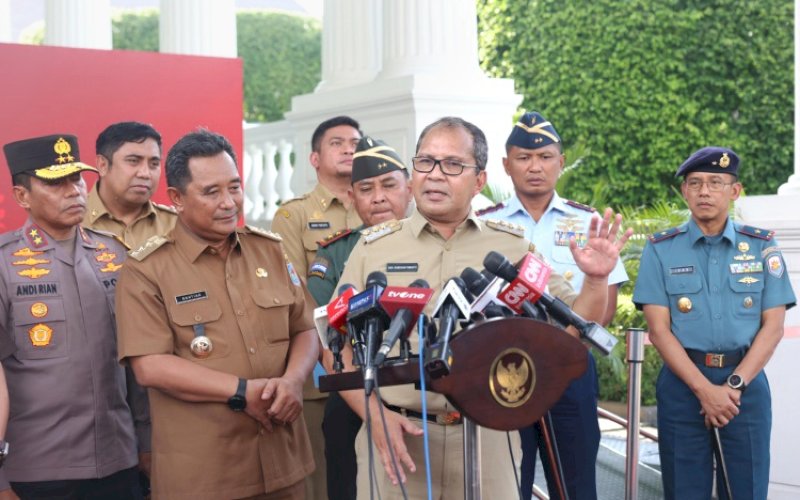 BERI KETERANGAN. Wali Kota Makassar Moh Ramdhan Pomanto didampingi Pj Gubernur Sulsel Bahtiar Baharuddin, sejumlah kepala daerah dan Forkopimda Sulsel memberikan keterangan usai memaparkan rencana pembangunan Provinsi Sulsel di hadapan Presiden Republik Indonesia Joko Widodo dan sejumlah Menteri Kabinet Indonesia Maju di Istana Negara, Selasa (27/2/2024). foto: istimewa