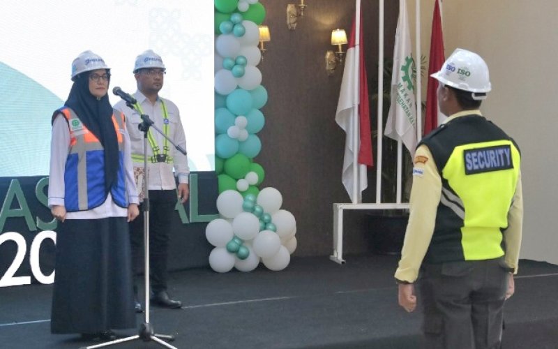 APEL. Regional Head 4 Pelindo, Enriany Muis, memimpin Apel Bulan K3 Tahun 2024 yang dilaksanakan di Ruang Rapat Akhlak Lantai 7 Kantor Pelindo di Makassar, Senin (12/2/2024). foto: istimewa