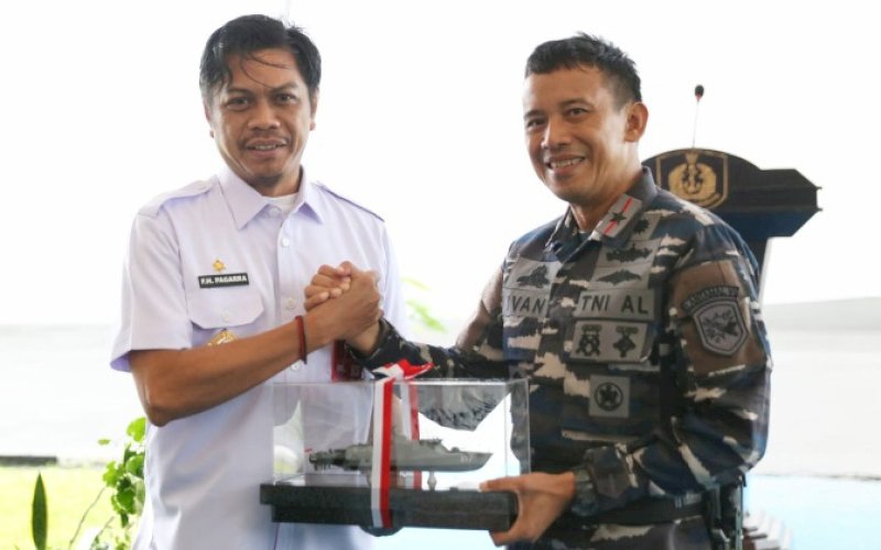 PENYAMBUTAN. Danlantamal VI Laksamana Pertama TNI Ivan Gatot Prijanto menyerahkan cendera mata kepada Pj Sekda Kota Makassar Firman Hamid Pagarra pada penyambutan kedatangan armada baru untuk menjaga perairan laut Makassar dan sekitarnya di Dermaga Layang, Mako Lantamal VI Makassar, Rabu (7/2/2024). foto: istimewa