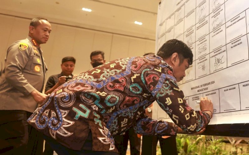 TANDA TANGAN. Pj Sekda Kota Makassar, Firman Hamid Pagarra, menandatangani komitmen bersama Forkopimda Kota Makassar dalam rangka mewujudkan Pemilu 2024 yang sejuk, aman, dan damai pada Rakor Pengawasan Tahapan Kampanye Tudang Sipulung yang digelar Bawaslu Kota Makassar, di Hotel Claro Makassar, Jumat (9/2/2024). foto: istimewa