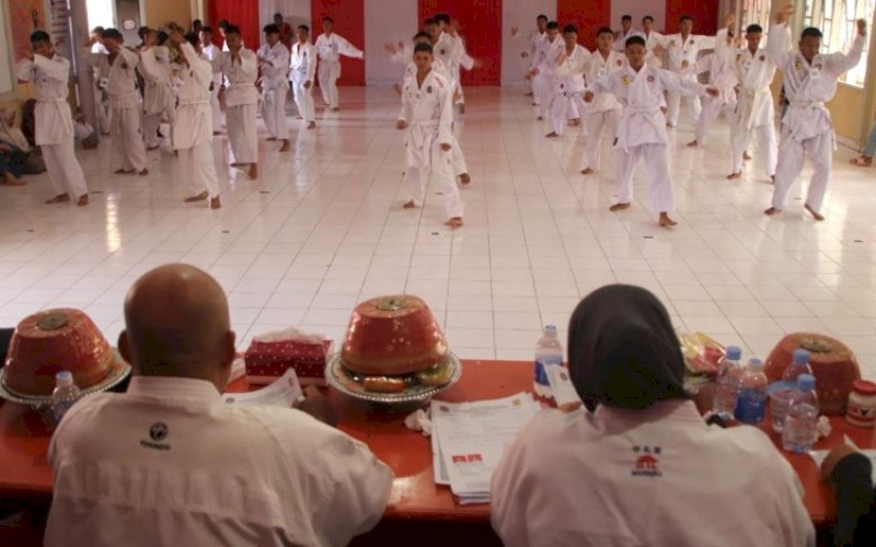 UJIAN. MSH Inkanas Cabang Kabupaten Bone menggelar ujian Penurunan Kyu dan Kenaikan Tingkatan Sabuk Semester II 2024 di Mako Batalyon C Pelopor Satbrimob Polda Sulsel, Kabupaten Bone, Minggu (4/2/2024). foto: istimewa