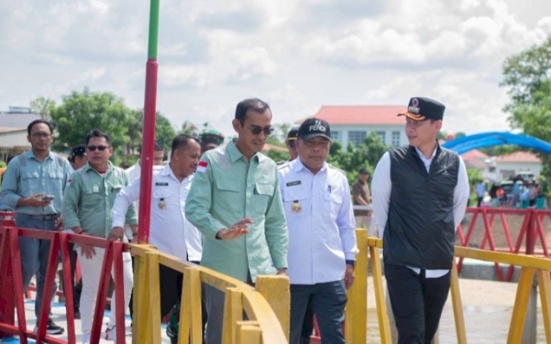 PERESMIAN. Pj Bupati Kolaka Andi Makkawaru bersama Wakil Presiden Direktur PT Vale Indonesia Tbk Adriansyah Chaniago menghadiri peresmian Jalan Penghubung Wisata Titian Beton di Kelurahan Anaiwoi, Kecamatan Tanggetada, Kolaka, Sultra, Rabu (21/2/2024). foto: istimewa