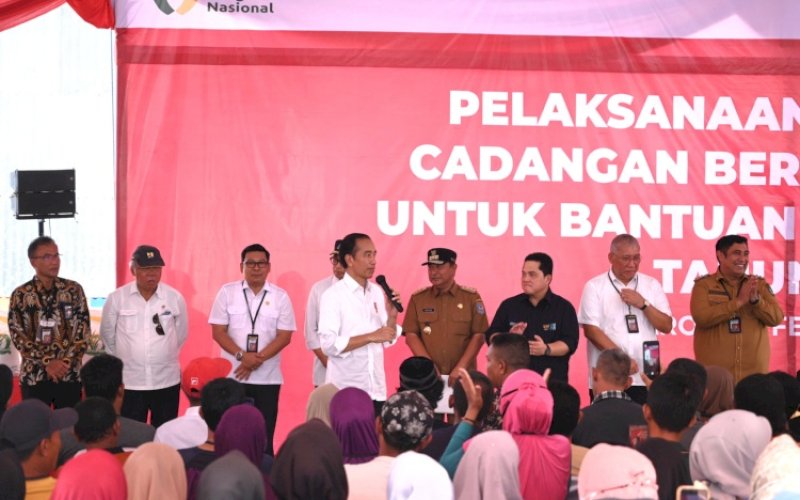 PENYALURAN. Presiden Joko Widodo menyalurkan Cadangan Beras Pemerintah untuk Bantuan Pangan Tahap 1 Tahun 2024 kepada 1.000 Keluarga Penerima Manfaat (KPM) di Gudang Bulog Batangase, yang terletak di Kecamatan Mandai, Kabupaten Maros, Sulsel, Kamis (22/2/2024). foto: istimewa