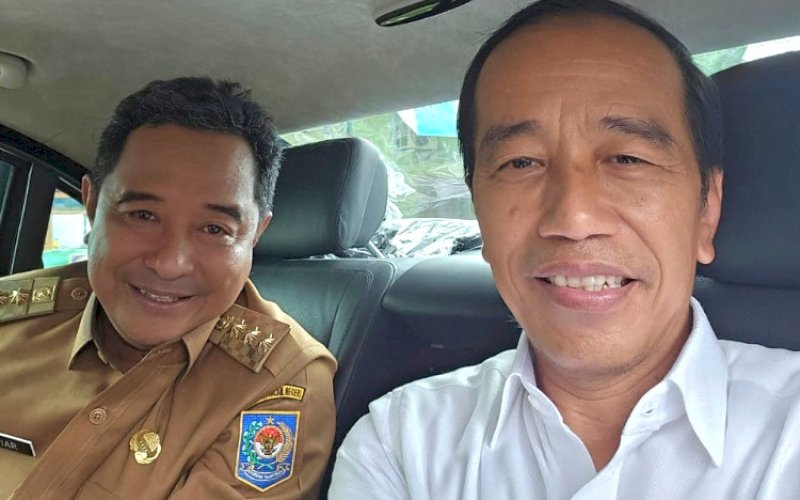 SWAFOTO. Presiden Joko Widodo swafoto bersama Pj Gubernur Sulsel Bahtiar Baharuddin di atas di Mobil RI 1, yang ditumpangi Presiden di sela-sela kunjungan kerja di Kota Makassar, Sulsel, Kamis (22/2/2024). foto: istimewa