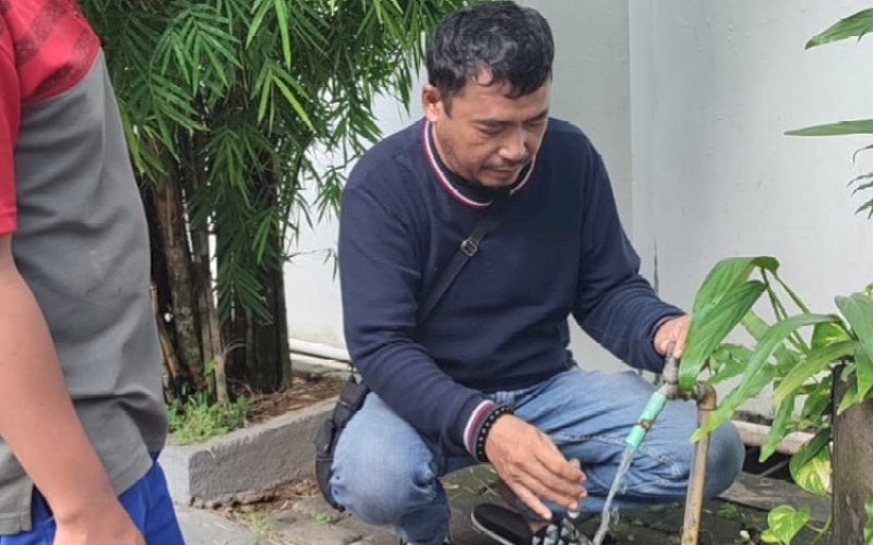 PENGECEKAN. Petugas Perumda Air Minum Kota Makassar (PDAM Kota Makassar) kembali melakukan operasi dan pemeriksaan terhadap meter pelanggan, Kamis (8/2/2024). foto: istimewa