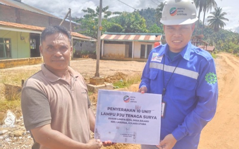 BANTUAN. PT Riota Jaya Lestari memberikan bantuan dalam bentuk pengembangan infrastruktur kepada masyarakat Dusun Lanipa-Nipa, Desa Sulaho, Lasusua, Kolaka Utara. foto: istimewa
