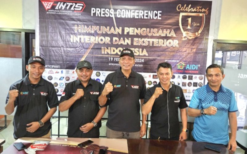 BERI KETERANGAN. Ketua Panitia Anniversary Pertama Hip-Intis, yang juga Ketua Dewan Pertimbangan DPP Hip-Intis, Roi Andri Yanto (tengah), bersama koleganya saat memberikan keterangan di Phoenam Boulevard Makassar, Jumat (9/2/2024). foto: doelbeckz/pluz.id