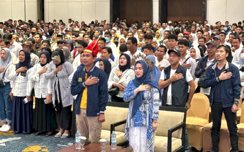 ANAK RAKYAT. Calon anggota DPR RI, Rudianto Lallo, menghadiri pengukuhan 1.222 orang relawan yang diberi nama Spartan Anak Rakyat untuk wilayah Gowa di Hotel Claro Makassar, Sabtu (3/2/2024). foto: istimewa