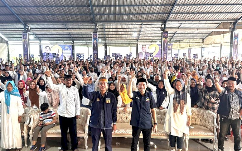 PENGUKUHAN. Caleg untuk DPR RI nomor urut 2 dari Partai Nasdem, Rudianto Lallo, mengukuhkan 1.000 Spartan Anak Rakyat Kabupaten Takalar di Kecamatan Galesong, Kamis (8/2/2024). foto: istimewa