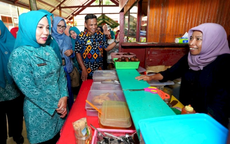 KUNJUNGAN. Pj Ketua Tim Penggerak PKK Provinsi Sulsel, Sofha Marwah Bahtiar, meninjau kantin sekolah saat mengunjungi SMA Negeri 1 Kabupaten Maros dan SMA Negeri 1 Kabupaten Pangkep, Jumat (23/2/2024). foto: istimewa