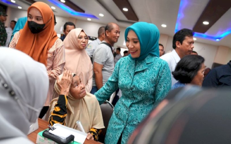 MENYAPA. Pj Ketua Tim Penggerak PKK Sulsel, Sofha Marwah Bahtiar, menyapa warga di sela-sela meninjau Gerakan Pangan Murah yang dilaksanakan di Halaman Gedung PKK Kabupaten Pinrang, Minggu (18/2/2024). foto: istimewa