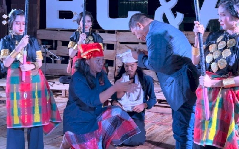 PENYERAHAN. Kepala Suku SSB Al Farabi Ichdar Yeneng menyerahkan sebilah pusaka berupa badik yang diberi nama La Makkareso kepada Bupati Bulukumba Andi Muchtar Ali Yusuf pada acara Bulukumba Culture and Art Festival yang digelar SSB Al Farabi di Desa Tanah Harapan, Kecamatan Rilau Ale, Kabupaten Bulukumba, Jumat (8/3/2024) malam. foto: istimewa