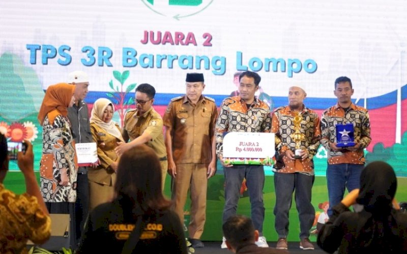 PENGHARGAAN. Camat Kepulauan Sangkarrang, Andi Asdhar, menerima penghargaan juara II Lomba Kelola Sampah Lestari yang diraih Kelurahan Barrang Lompo di Hotel The Rinra Hotel Makassar, Selasa (19/3/2024). foto: istimewa
