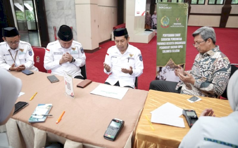 BAYAR ZAKAT. Plt Sekda Provinsi Sulsel Andi Muhammad Arsjad melakukan pembayaran zakat harta (zakat gaji) kepada petugas Baznas, yang disaksikan Ketua Baznas Sulsel Muh Khidri Alwi, dan pengurus Baznas Irfan Sanusi Baco di Ruang Pola Kantor Gubernur Sulsel, Kamis (21/3/2024). foto: istimewa